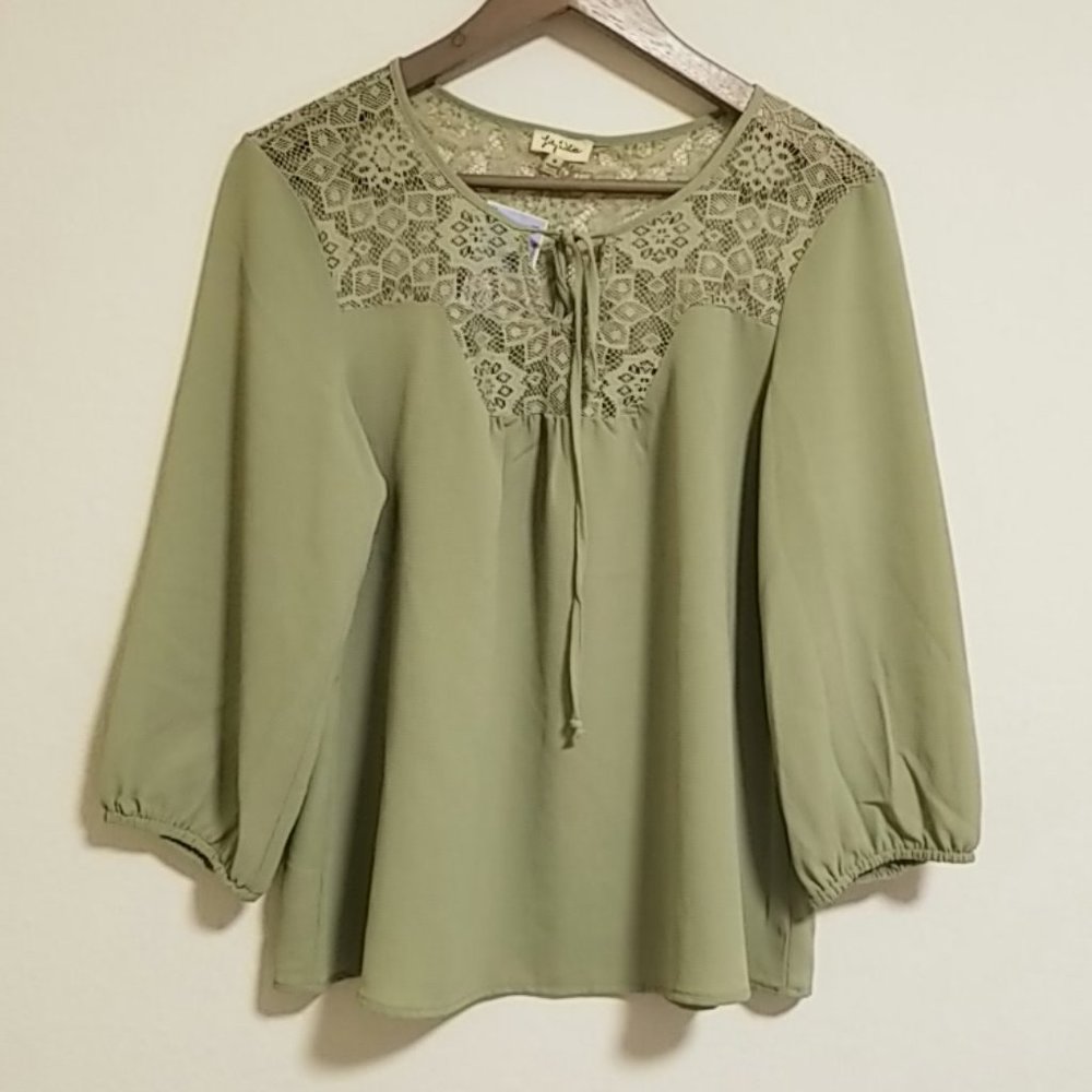 🌻Beautiful Brand new Lily White Shirt Size M